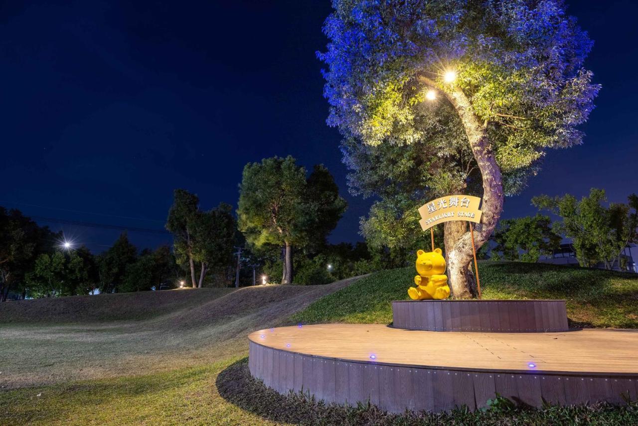 Hsin Hotel Chiayi Exterior foto The Golden Monkey statue at the entrance of the park