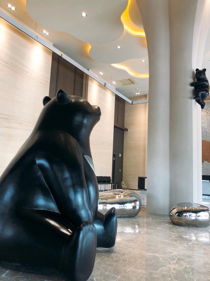 Hsin Hotel Chiayi Exterior foto The Bear sculpture at the entrance of the hotel